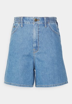 Pantalones cortos de mezclilla azul claro con cinturilla elástica, bolsillos frontales y corte recto. Presentan costuras sutiles y un dobladillo limpio.