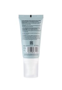 Tube mit einer Anti-Aging-Boost-Maske, versehen mit Anwendungshinweisen, Inhaltsstoffliste, Strichcode, QR-Code sowie Recycling- und Vegan-Symbolen auf der Rückseite.