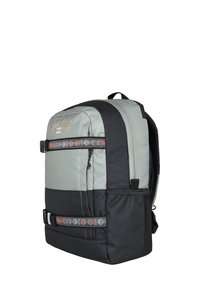 Zaino grigio e nero con una tracolla a motivo geometrico, dotato di cerniere, schienale imbottito e spallacci regolabili.