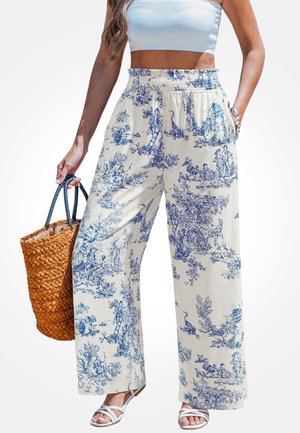 Wijde broek met een lichte stof en een blauw-wit toilepatroon, voorzien van een elastische tailleband en zijzakken.