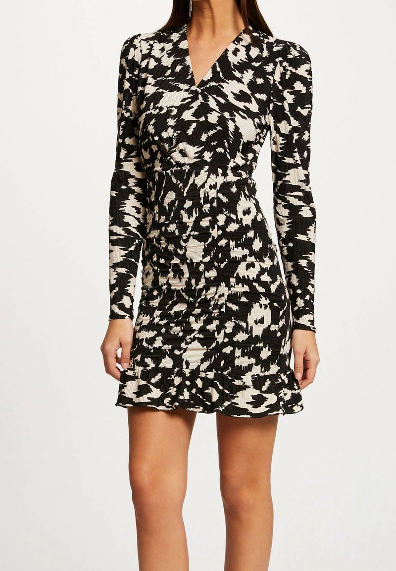 Czarno-biała sukienka z długim rękawem, z dekoltem w kształcie litery V, dopasowanym topem, marszczoną fakturą i rozkloszowanym dołem, z motywem w panterkę.