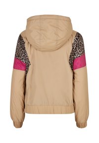 Beżowa kurtka puchowa z kapturem, ozdobiona nadrukiem w panterkę oraz różowymi panelami na rękawach. Elastyczne mankiety i dół.