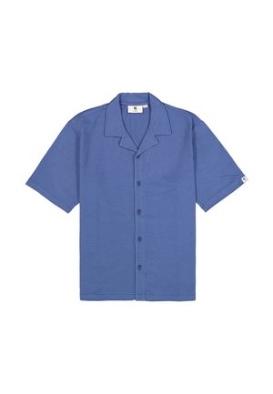 Blaues kurzärmeliges Hemd mit Knöpfen, einem Camp-Kragen und einem kleinen Logoschild auf dem linken Ärmel.