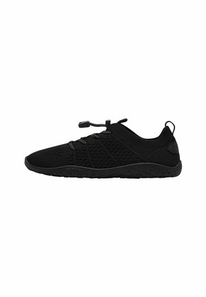 Scarpe nere slip-on con upper in maglia, tessuto testurizzato, chiusura con lacci elastici e suola in gomma flessibile. Progettate per comfort e traspirabilità.
