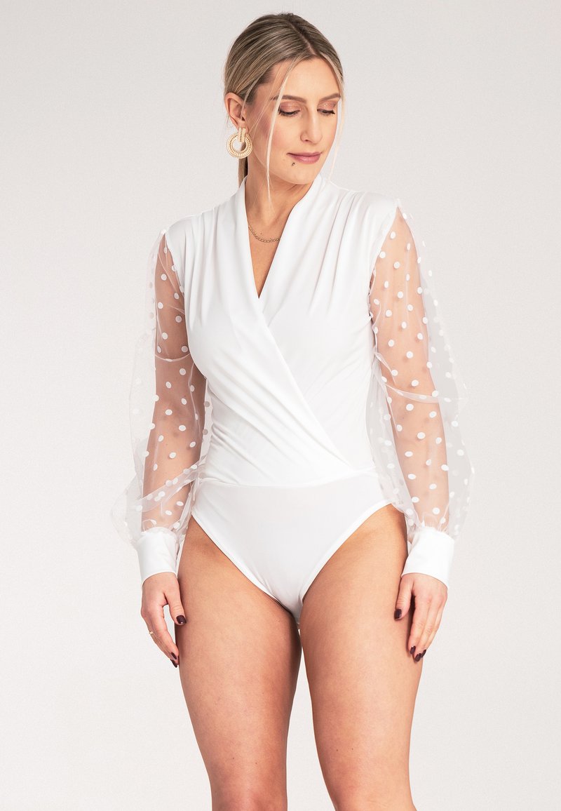 Biały bodysuit z przezroczystymi bufkami w kropki, fasonu kopertowego i dopasowanym dołem. Gładka tekstura z kontrastującymi satynowymi mankietami.
