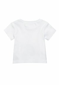 Camiseta blanca de manga corta hecha de algodón; escote redondo sin impresiones ni patrones; textura suave y ajuste estándar.