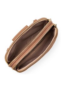 Portafoglio marrone con due scomparti con zip, dotato di accessori in metallo dorato, esterno in pelle e fodera interna in tessuto morbido.