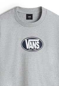 Szara bawełniana koszulka z dużym czarno-białym logo Vans w kształcie owalu na klatce piersiowej, z napisem "Od 1966 roku" poniżej logo.