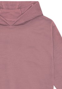 Felpa con cappuccio di un rosa polveroso semplice, con cuciture visibili e senza loghi o motivi visibili, focalizzandosi sulla parte superiore del petto e sull'area del cappuccio.