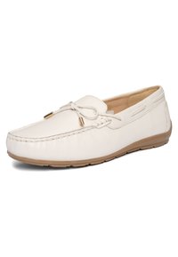Mocassin en cuir blanc avec détail nœud et semelle en caoutchouc beige, design profil bas, empeigne cousue et bout arrondi.
