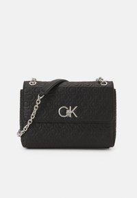 Borsa a tracolla in finta pelle nera con motivo a logo in rilievo, tracolla in metallo argentato e forma rettangolare, con chiusura a pattina.