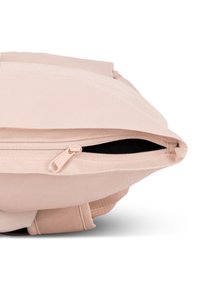 Rosa tygaxelväska med dragkedjeförslutning, platt form och texturerad yta. Har justerbara remmar och ett svart innertyg.