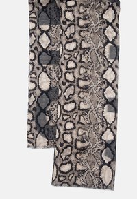 Foulard à motifs léopard arborant un mélange de tonalités beige, noir et gris, avec un tissu texturé et des bords frangés.