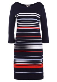 Robe rayée marine avec des rayures horizontales rouges, blanches et bleu clair. Dispose d'un col large et de manches trois quarts. Tissu doux en maille.