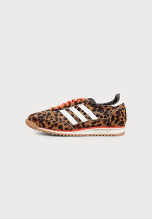adidas Originals, Маратонки - dark brown/off white/orange