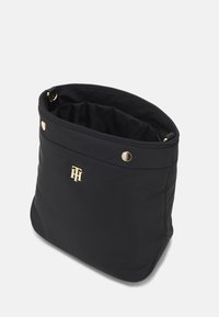 Borsa a secchio nera in nylon con logo oro e bottoni a scatto. Tessuto liscio, forma arrotondata, apertura superiore e sottile motivo del marchio interno.