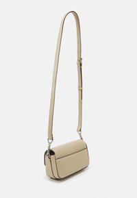 Borsa a tracolla beige con design piatto, tracolla regolabile e accessori in argento. Texture liscia con bordi a contrasto. Forma compatta e strutturata.