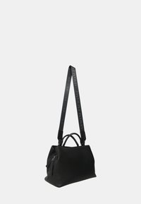 Borsa a mano in pelle nera con superficie testurizzata, doppi manici e tracolla removibile con motivo logo ripetuto. Scomparto con zip evidenziato.