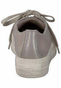 Sneaker grigio chiaro con finitura strutturata, punta rotonda e suola in gomma piatta con branding discreto. Include lacci e colletto imbottito.