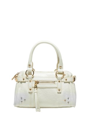 Weiße Lederhandtasche mit zwei Griffen, vorderer Reißverschlusstasche, goldener Hardware und dekorativen Nieten auf einfarbigem Hintergrund.