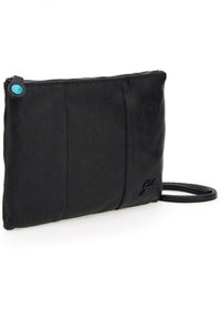 Pochette en cuir noir avec une texture lisse, fermeture éclair et un bouton d'accent bleu. Présente des coutures verticales et une sangle amovible.