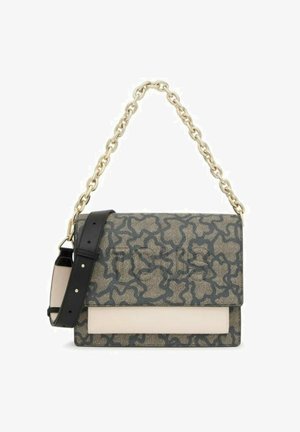 Texturierte Handtasche mit grauem abstraktem Muster, goldener Kettenriemen, verstellbarem Schulterriemen aus schwarzem Leder und cremefarbener Bodenplatte.