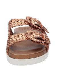 Sandale glissière tissée en cuivre avec deux accents ronds, dotée d'une semelle intérieure lisse marron et d'une semelle en caoutchouc blanche. Texture douce tout au long.