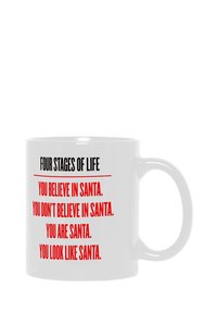 Taza de cerámica blanca con el texto "Cuatro Etapas de la Vida" encima de cuatro frases rojas sobre la creencia en Santa, en una fuente en negrita.