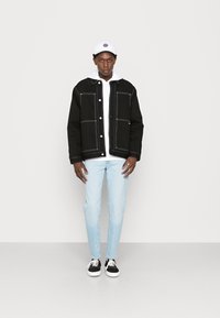 Levi's® RELAXED GRAPHIC - Sweatshirt com capuz - palm hoodie white