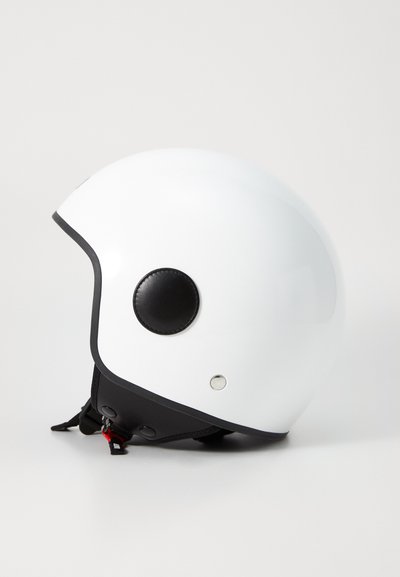 Hvid hjelm med et rundt design, mat finish, sorte accenter og en læder ørepude. Har en hagesnor med røde detaljer og metalhardware.