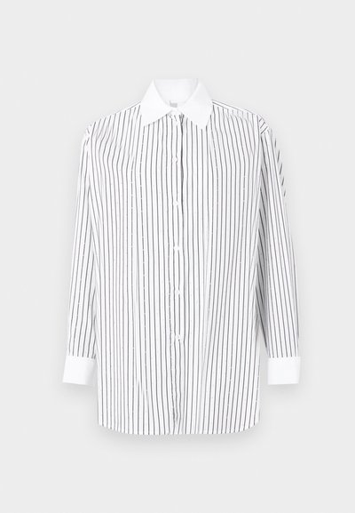 Witte lange mouwen shirt met dunne zwarte verticale strepen, knoopsluiting aan de voorkant en een traditionele kraag met contrasterende witte manchetten.