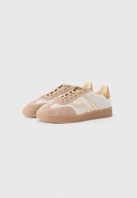 Sneaker con tomaia in suede marrone chiaro, accenti in tessuto beige, strisce dorate e suola in gomma. Stringhe infilate attraverso occhielli arrotondati.