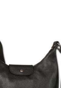 Zwarte lederen schoudertas met een gestructureerde afwerking, voorzien van een klepsluiting met een drukknoop en een accente van zilverkleurige hardware.