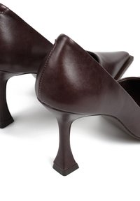 Brązowe skórzane buty na wysokim obcasie z wyostrzonego nosa, z rzeźbionym obcasem i gładką teksturą. Kwadratowa podstawa obcasa zapewniająca stabilność.