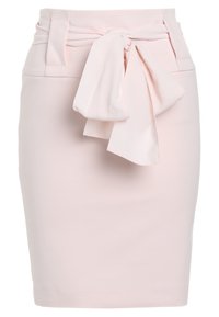 Jasnoróżowa ołówkowa spódnica z wiązaniem z przodu i usztywnionym paskiem w talii. Wykonana z gładkiej tkaniny, charakteryzuje się elegancką sylwetką i brakiem widocznych wzorów.