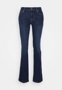 Tmavě modré denimové bootcut džíny s předními kapsami, poutky na opasek a zapínáním na knoflík, vystavené na jednoduchém bílém pozadí.