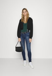 NA-KD PAMELA REIF x NA-KD - ZIP DETAIL HOODIE - Camisola com fecho - black