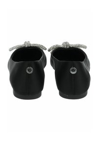 Ballerines noires en matériau lisse, à bout rond, avec un nœud décoratif en rhinestones argentés à l'arrière, mettant en avant un détail de logo subtil.