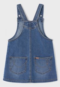 Kesäinen farkkumekko keskisinisestä denimestä, jossa on säädettävät olkaimet, kaksi etutaskua, joissa on brodeeratut sydänkuviot, sekä rento A-linjainen muoto.