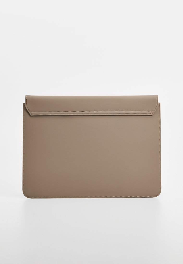 Borsa in pelle beige a busta con una superficie liscia, chiusura a ribalta piegata e linee pulite. Design semplice e minimalista.