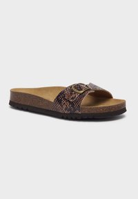 Sandale à glissière à motif serpent brun avec deux larges brides, boucle ajustable, et semelle intérieure texturée sur un midsole en liège et semelle extérieure en caoutchouc.