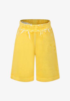 Shorts jaunes en tissu doux, offrant une coupe décontractée et une taille élastique, avec un logo de marque discret sur le côté.