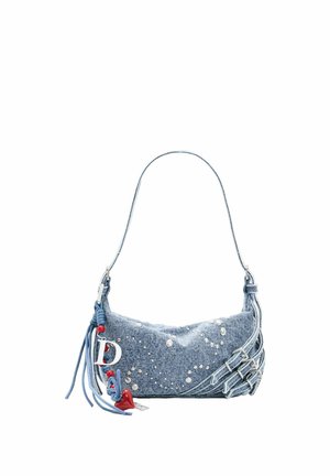 Lille denim skuldertaske med sølvnitter, dekorative spænder og røde perler og hjertevedhæng på fletede sidestrapser.