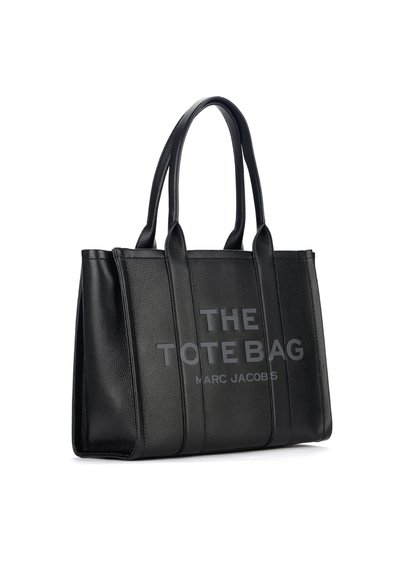 Must mustrist kott must tähte top käepidemetega ja "THE TOTE BAG MARC JACOBS" sisse pressitud esipaneelil.