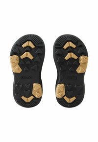 Schwarze Gummischuhsohlen mit gelben Akzenten. Mit strukturierten Grip-Mustern und erhöhten dreieckigen Formen für besseren Halt. Das "Reima"-Logo ist sichtbar.