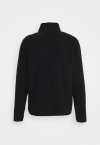 Svart fleecejacka, långa ärmar, hög krage, jämn textur, rundad nederkant, inga synliga knäppningar eller dekorationer på baksidan.