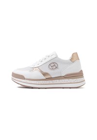 Sneaker bianco con tomaia in rete e sintetico, dettagli in oro chiaro, suola testurizzata con macchie e design della punta rotondo.