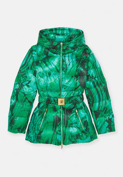 Zelená nafukovacia bunda s mramorovým vzorom, so zúženým pásom, zipsovými vreckami a akcentom zlatého pracky na opasku.