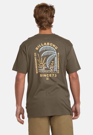 Billabong LAST LIGHT PREMIUM - Print T-shirt - brn