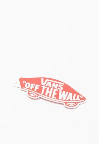 Červený gumový přívěsek ve tvaru auta, s bílým textem, který zní "VANS 'OFF THE WALL'", zakulacenými okraji a vyřezávanými detaily.